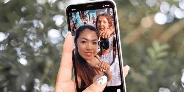 スマホで自撮りをしている二人組の画像