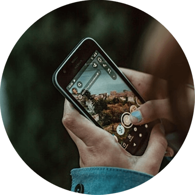 スマホを操作している画像