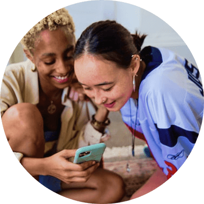 女性二人がスマホを覗き込む画像