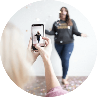 スマホで女性を撮影している画像