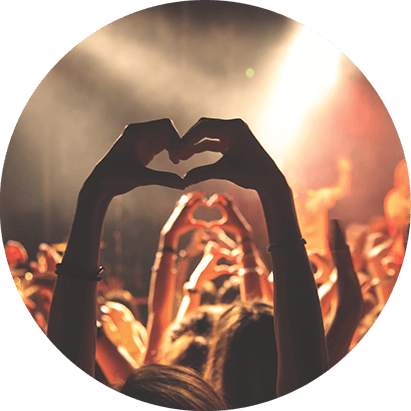 スマホ画面を見ている画像